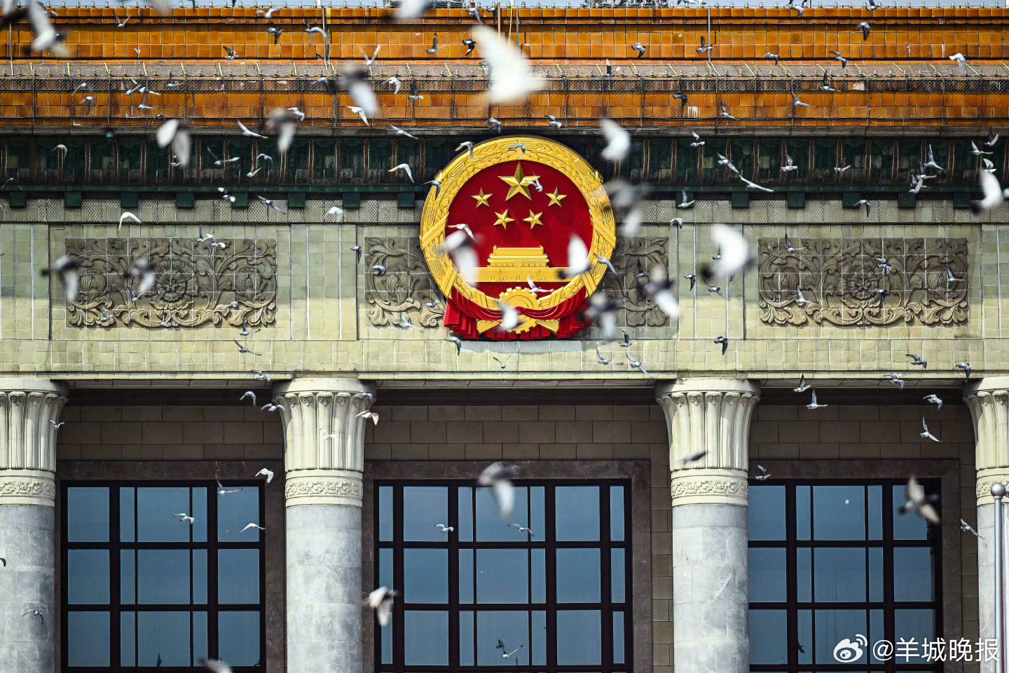 #你想要的新华社壁纸水印取消了#【高清！#和平鸽与国徽同框壁纸#】电脑屏保和手机