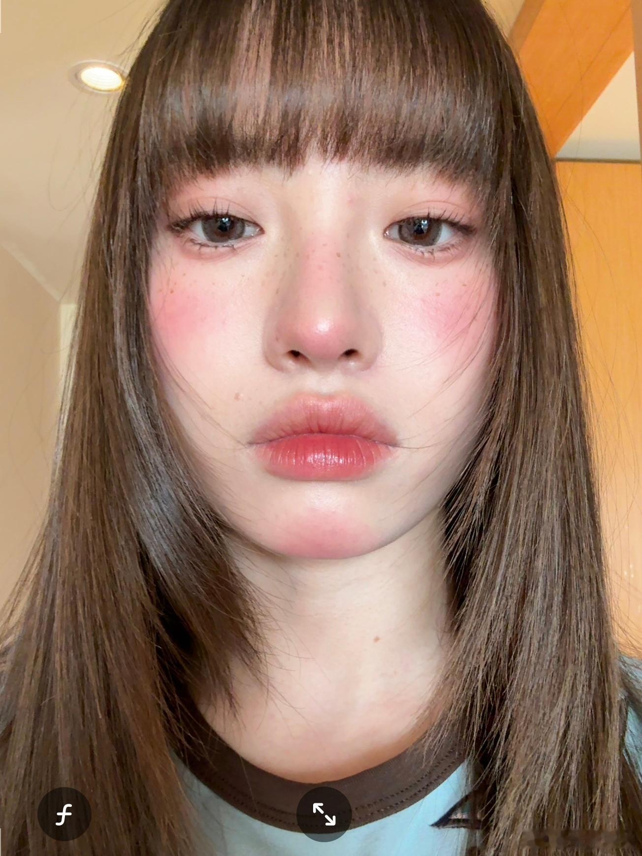 希望今年 我的手可以变成雯姐的手 [下雨][下雨]（偶尔喜欢直发 ）我发现我的头
