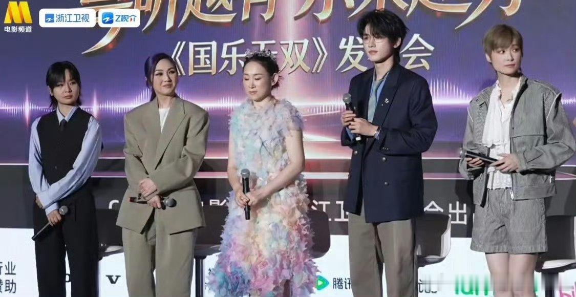 第一次对宋亚轩的身高有了实感楼内也很高啊！！！ 