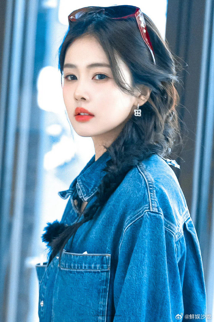 白鹿晒客栈团合照这么温馨有爱的合照，真的看一次心里软一次，太好磕了。白鹿义工小白