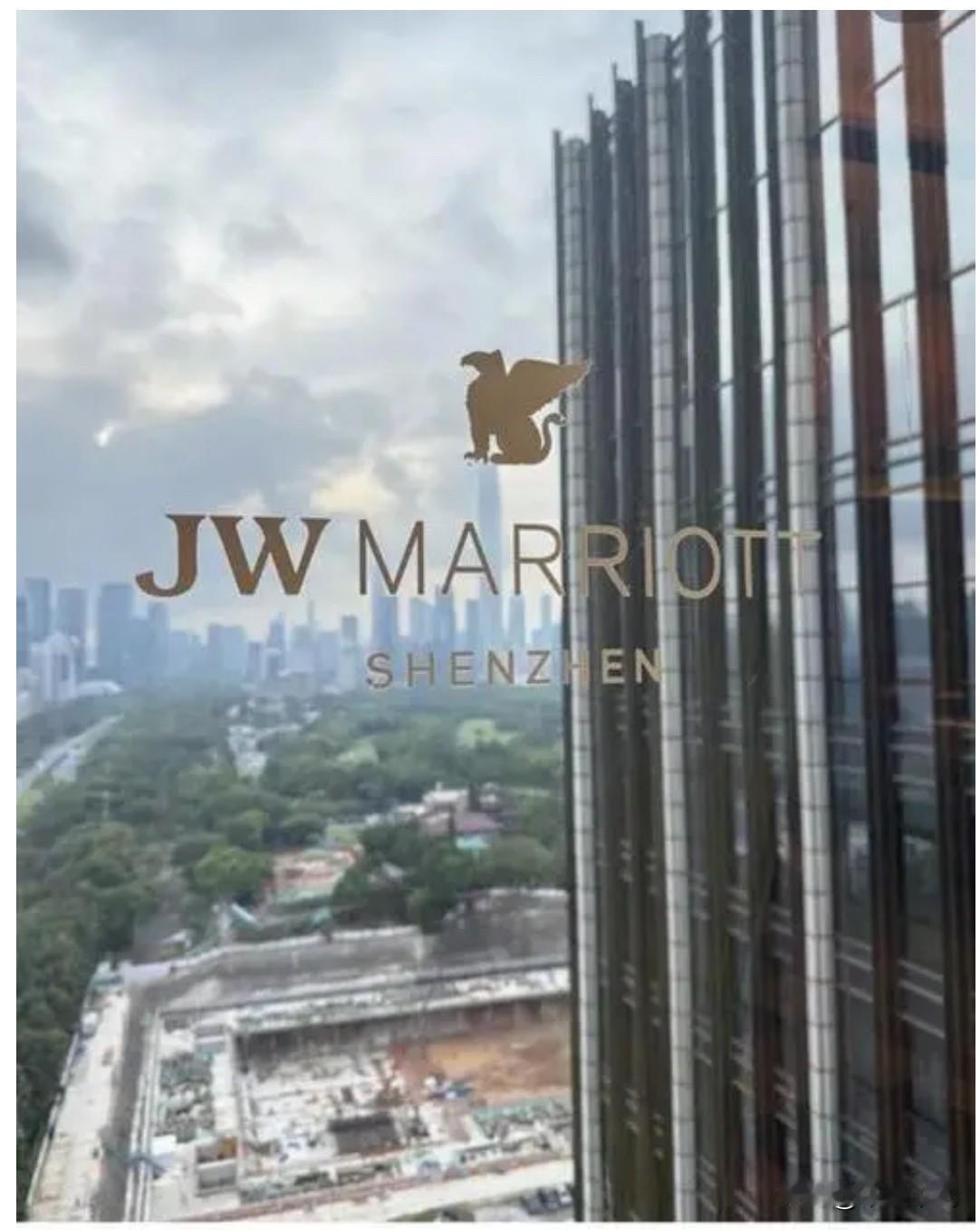 20 亿挂牌三年没人接，深圳这家 JW 万豪换了个姿势，10 个亿就卖疯了

讲
