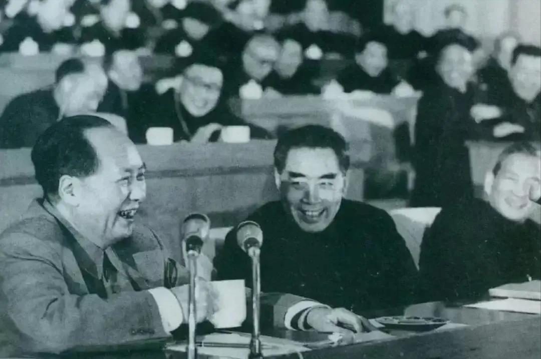 一声“人民万岁！”

穿越历史，更穿越时空，在宇宙的空间经久不息！

每一次看到
