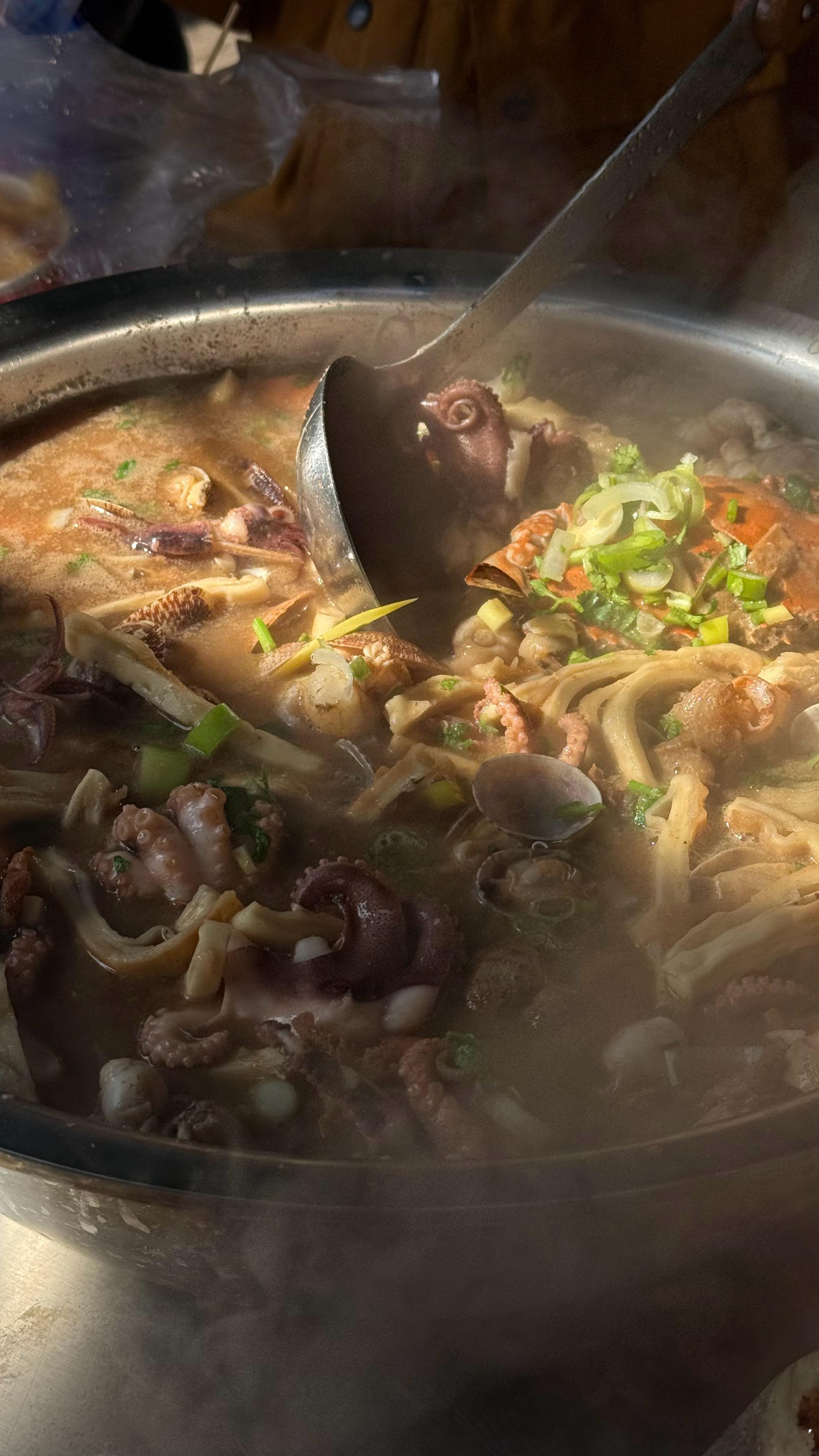 来感受一下火了好久的山东大集和海鲜烩饼味道还是不错的，但还是建议大家选室内店，卫