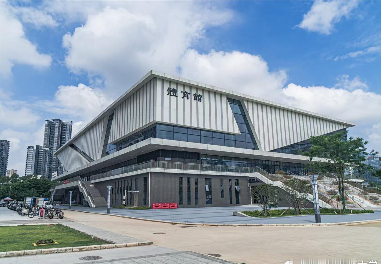 木棉灼灼，珠水泱泱。
四二芳华，逐浪湾区。
以德行立校，培养湾区发展的栋梁之材。