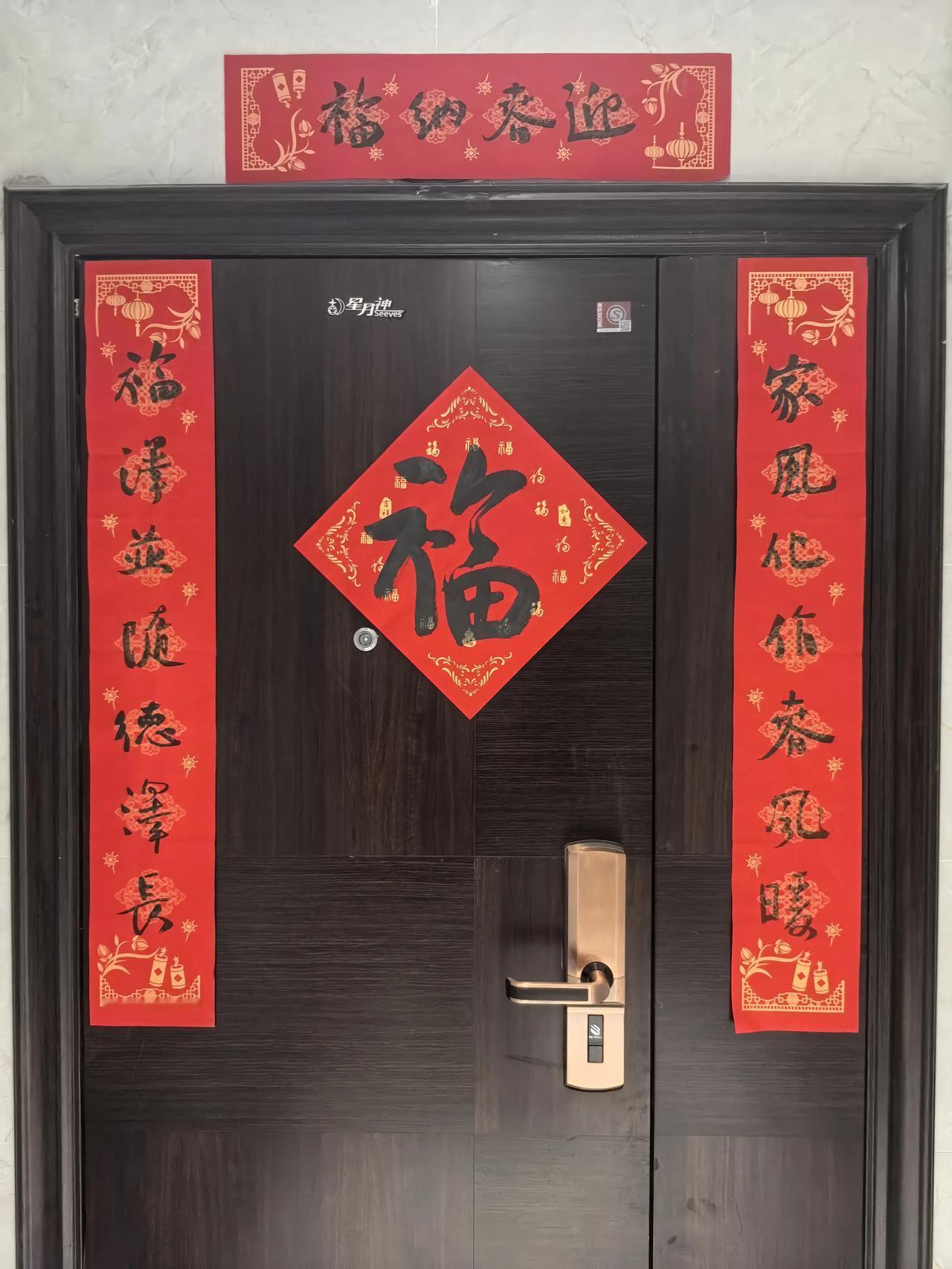 她们的时光
 
在晨曦与夜色的缝隙中
母亲的身影 是古老的树
根须深深扎进生活的