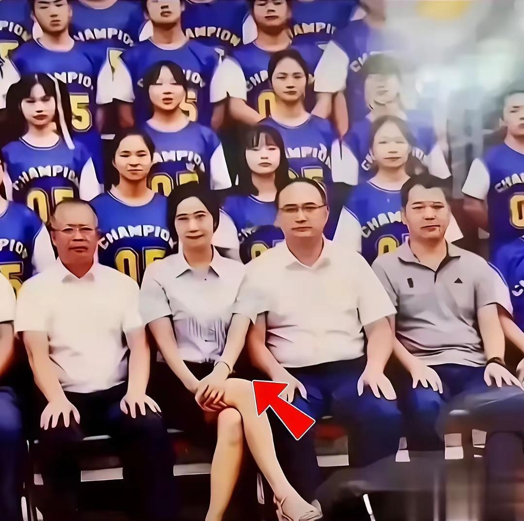 放大镜能聚焦照片特定区域，看清关键内容