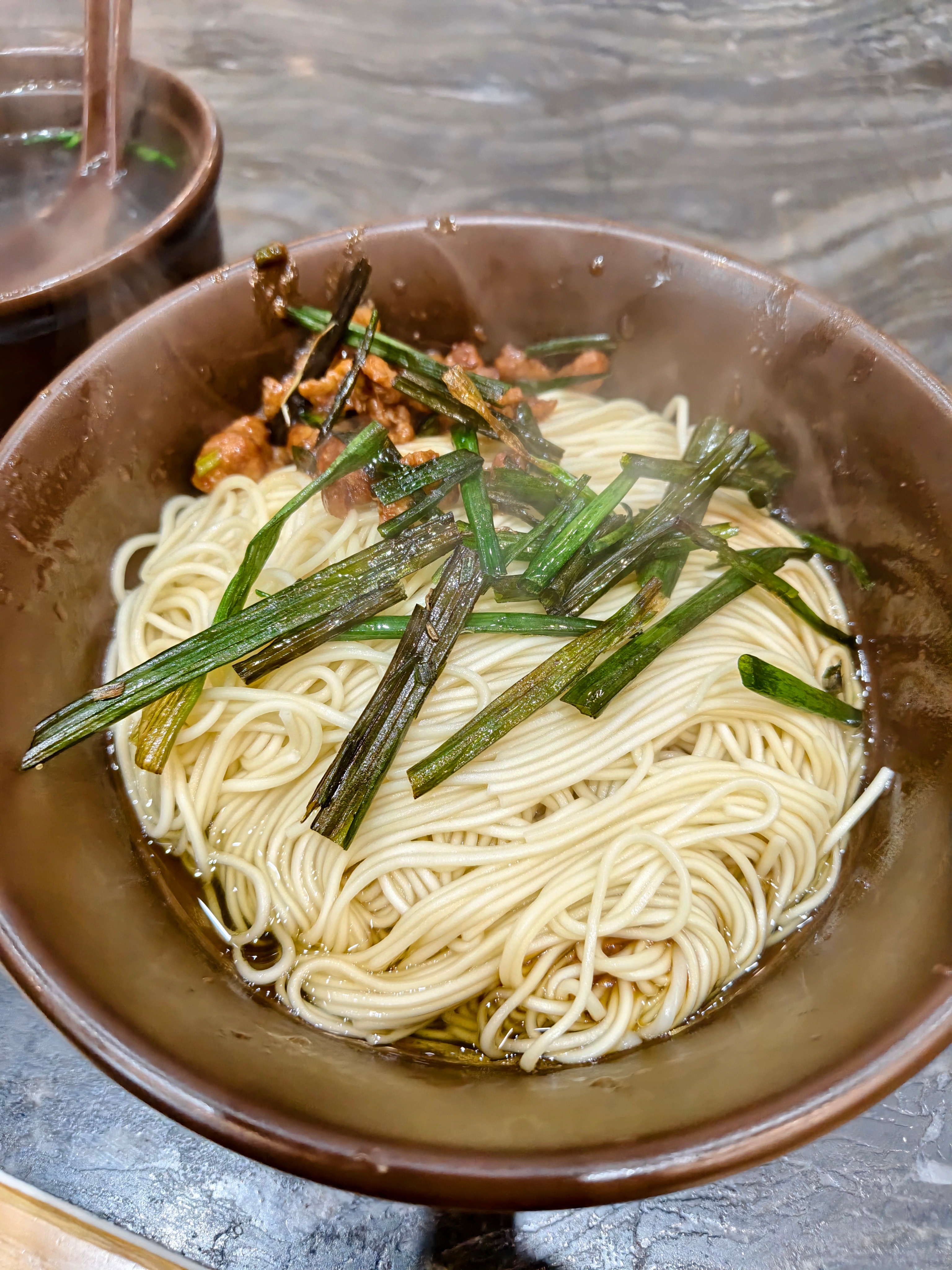 来上海的第1天没有去逛展，吃饱了再说工作的事，葱油拌面再来块超大的炸猪排，香死我