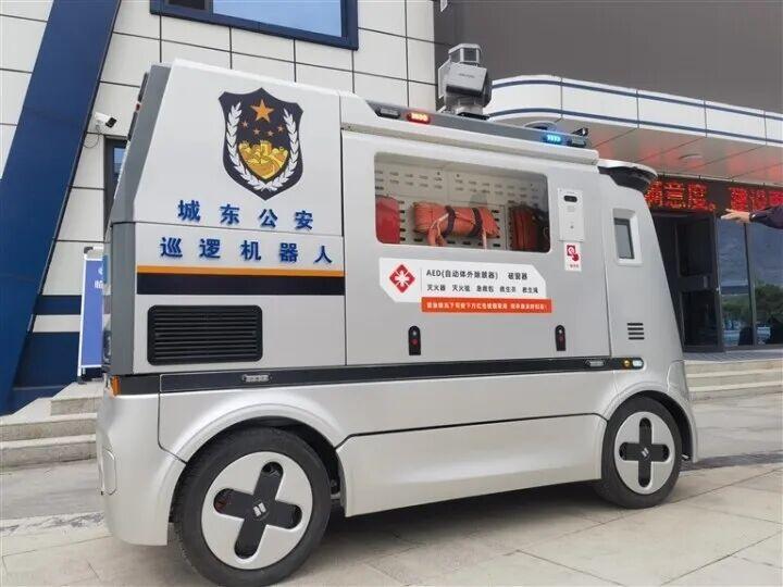 西宁火车站来了巡逻机器人，安全感直接拉满！

国庆当天，西宁火车站惊现一抹科技感