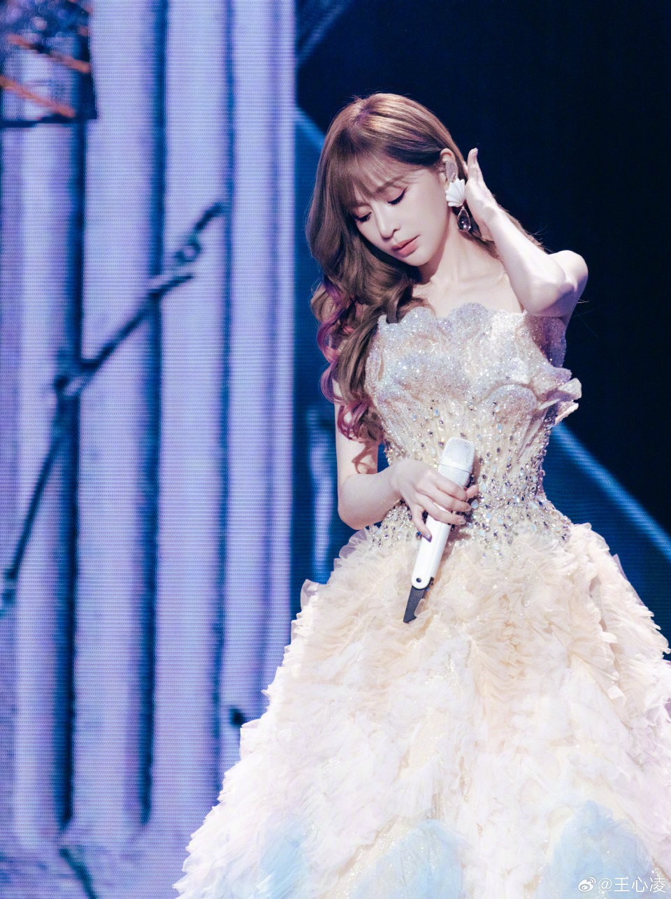 下一次巡演很快就会来临我们之间快点见面王心凌眼眶泛红这一下