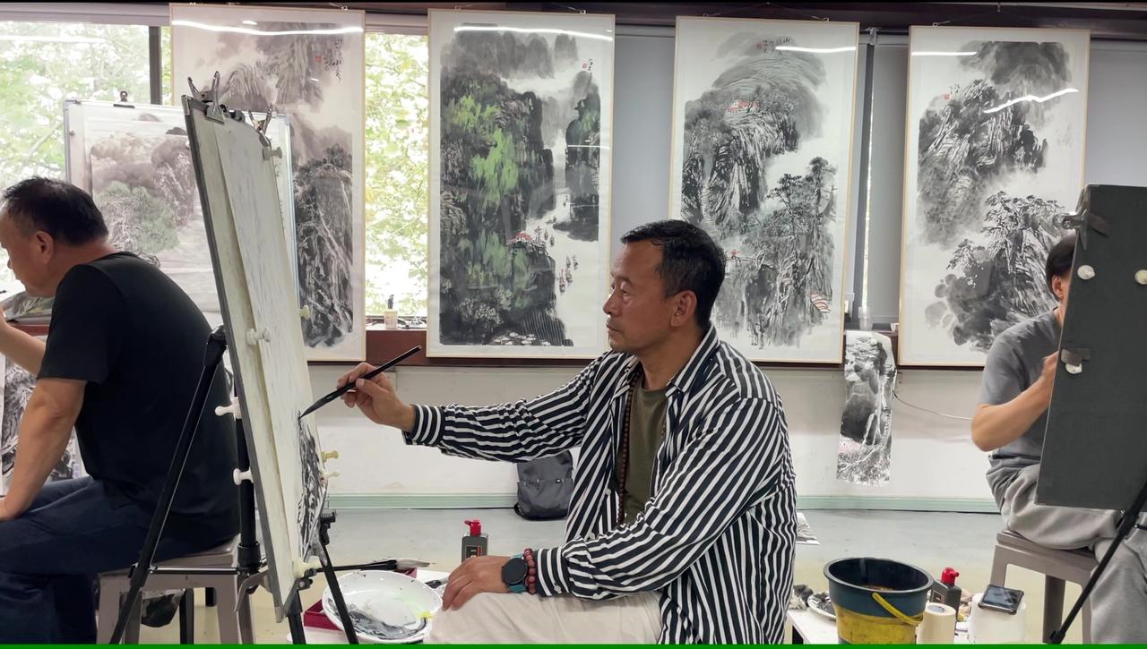 重拾年少丹青梦——张文洪肇庆学画记。

我自幼就喜欢书画，满心都是对笔墨丹青的热