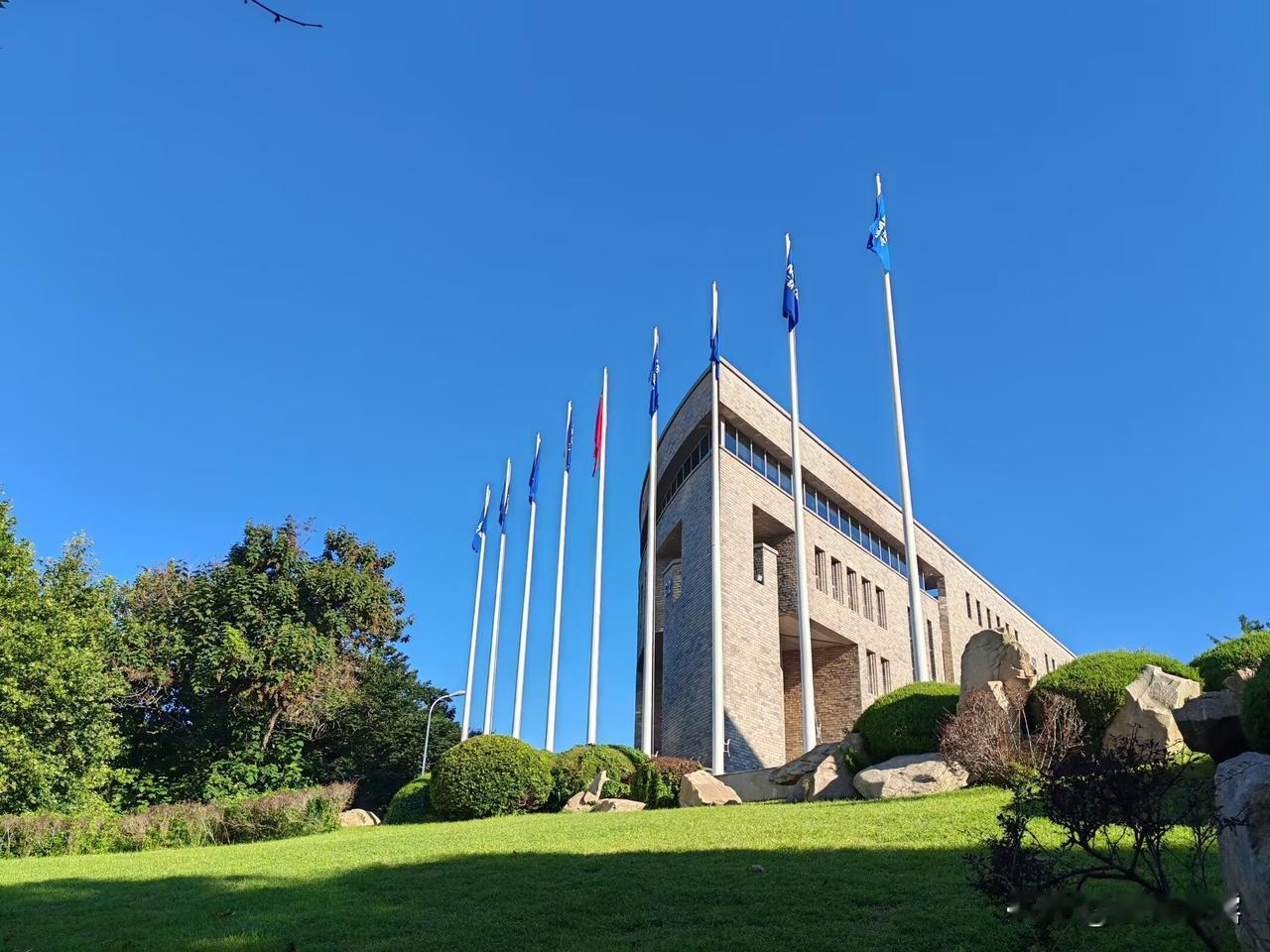 今年最不舍得删掉的，是我拍照的一组街景，洁净的蓝天，天蓝的没有一丝云彩打扰，蓝天