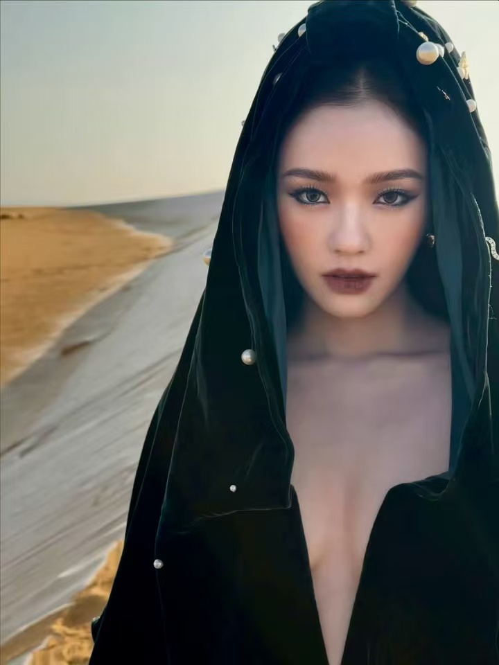 林允沙漠玫瑰  林允黑玫瑰拖尾裙   林允黑玫瑰拖尾裙，真的是更加有气场了呀，我