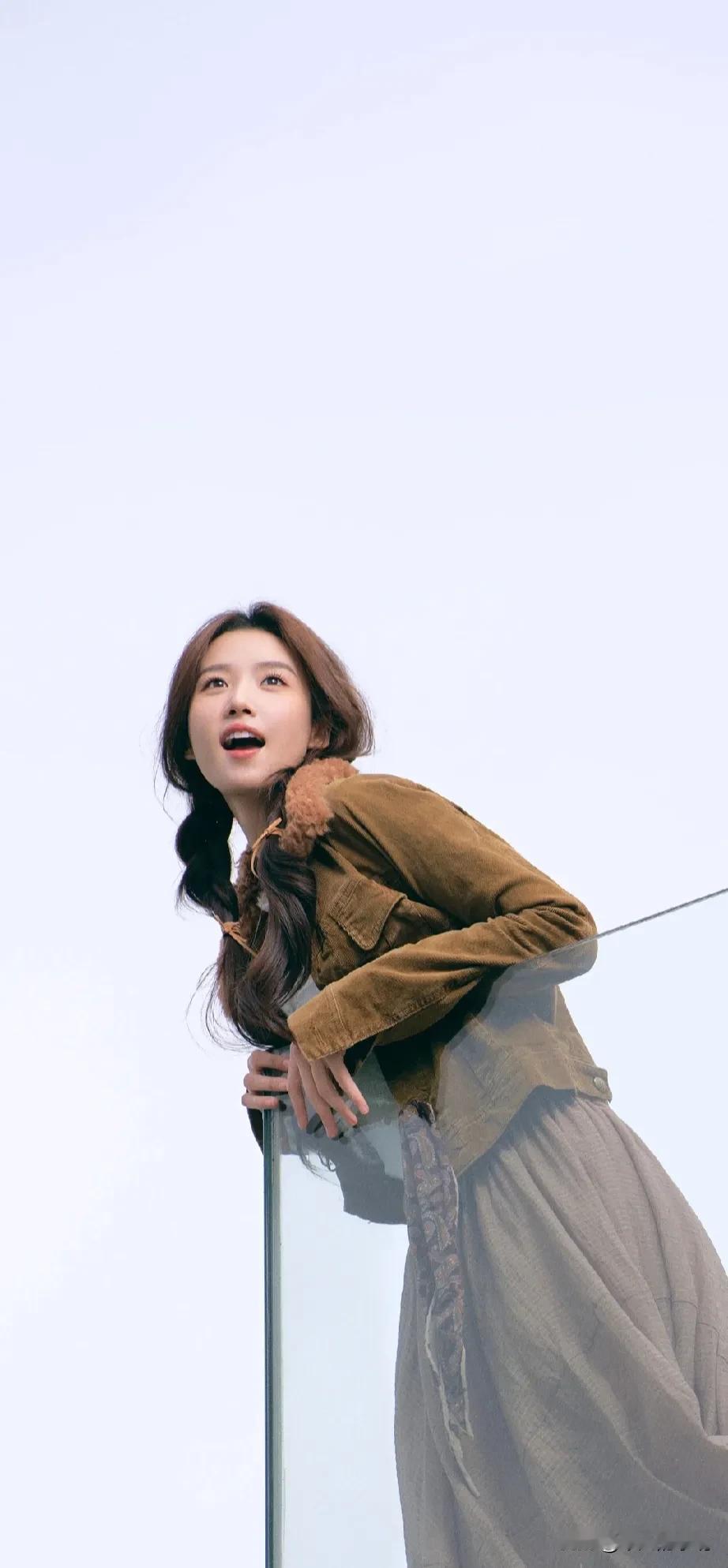 一个不懂爱的人，
一个不珍惜爱的人，
青春成了你唯一的价值；
明年又明年桃花开了