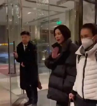 王菲蛇年春晚彩排被拍了，当天王菲穿着黑色羽绒服和围观在酒店门口的粉丝打招呼，没想