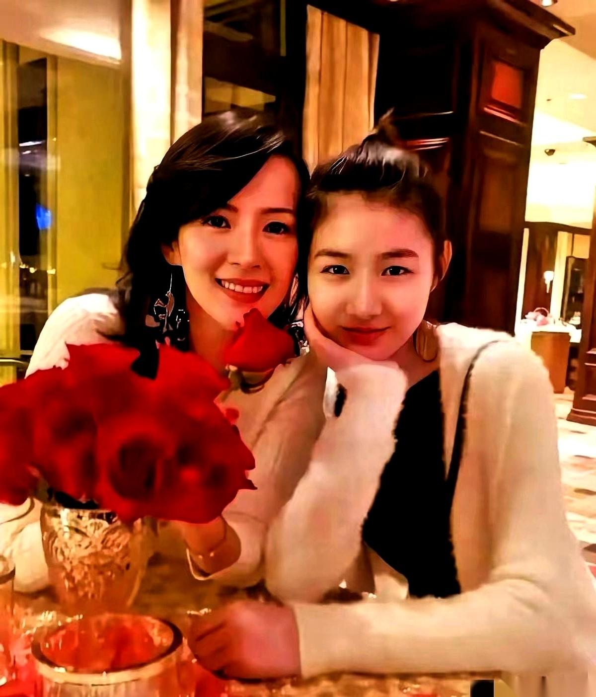 婚都离了，还带前夫的女儿去维也纳，送20万的琴弓。
我第一反应也是：图啥呢？演给