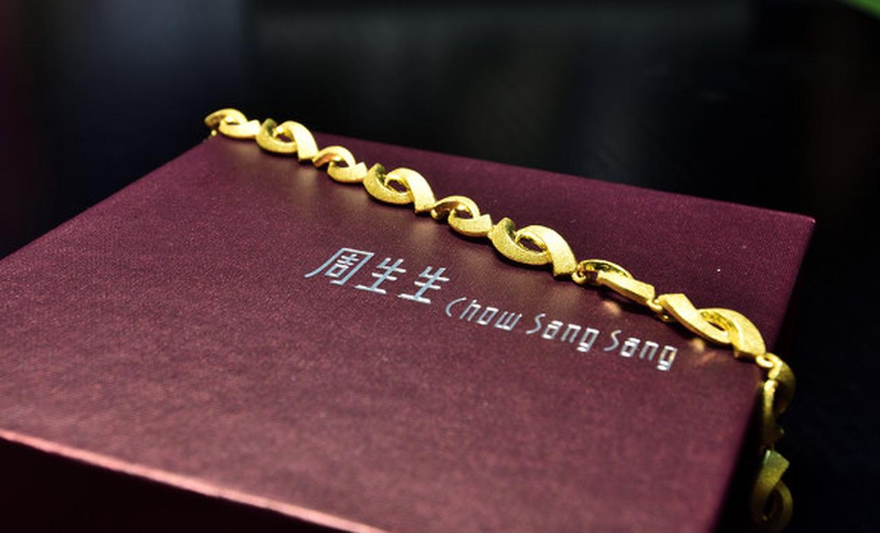 金饰价格这是坐火箭了吧！12月1日消息，周生生足金饰品克价涨到1336元，较11