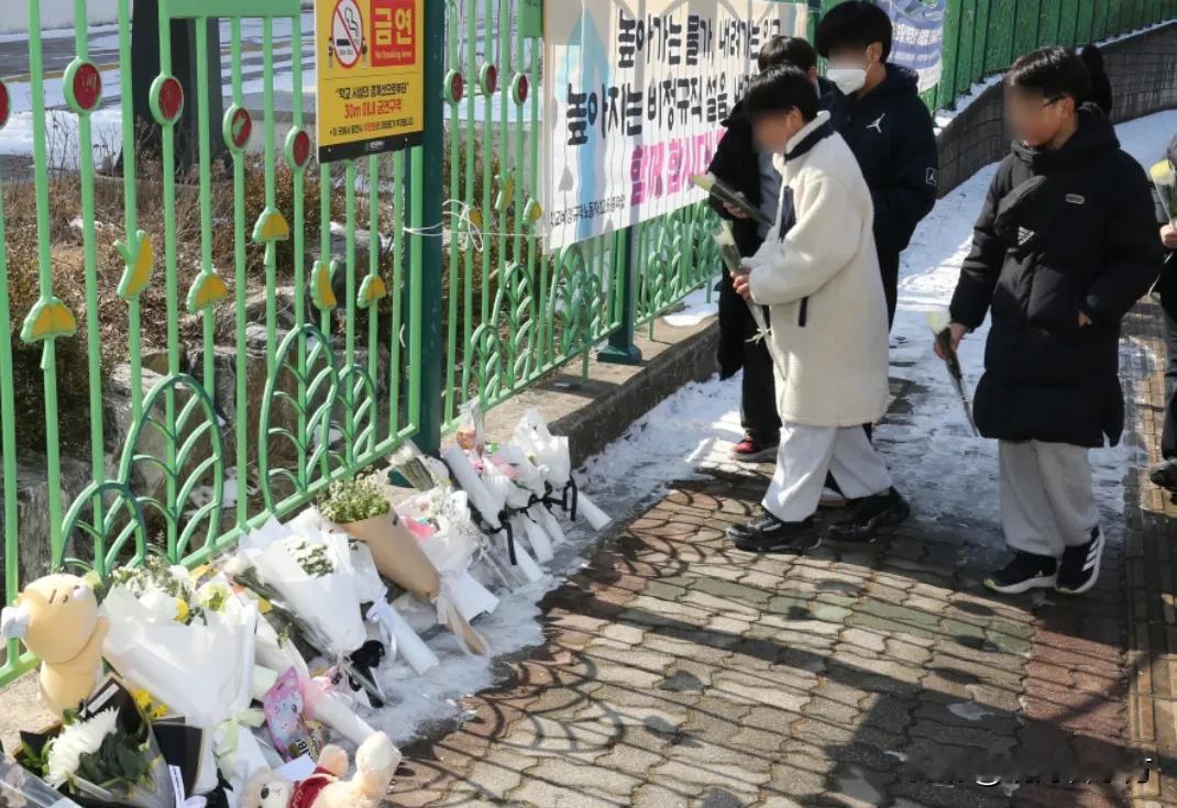 昨天在大田杀害8岁女童的四十多岁女教师，韩国警方初步判断其有精神分裂症，另外据后