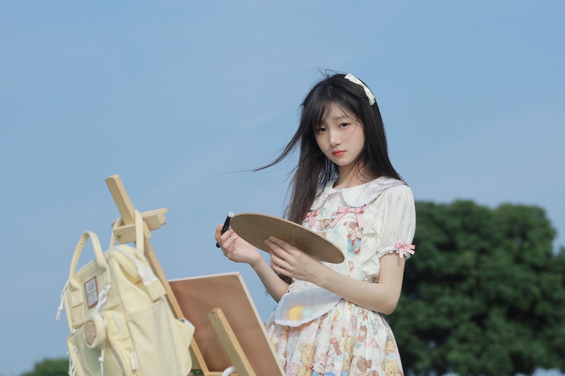 蓝天和绿草地。