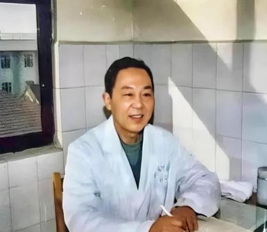 1970年，徐州一主任医生趁妻子不在，偷偷服用了4克毒性极强的曼陀罗花，所有人都