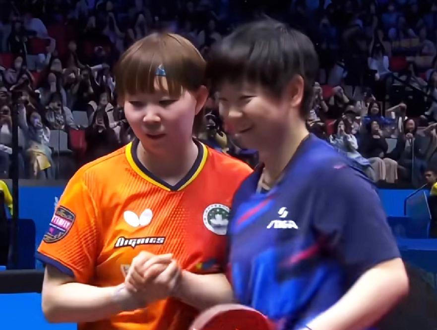 多么温馨的一幕，
孙颖莎4：1朱雨玲挺进决赛。
赛后和朱雨玲相拥而笑，
Coco