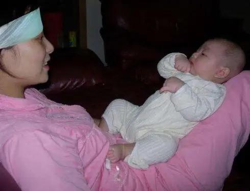 儿媳一声“妈妈”暖透心！婆媳相处，真心才是最好的桥梁
 
厨房的洗洁精泡沫还没冲