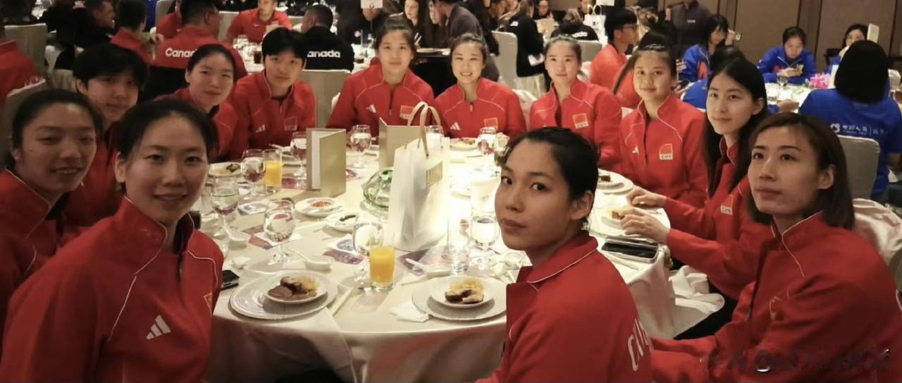中国女排今晚上盛装出席，参加香港站的欢迎晚宴！大家围坐在一起，吃大餐，队员们还有