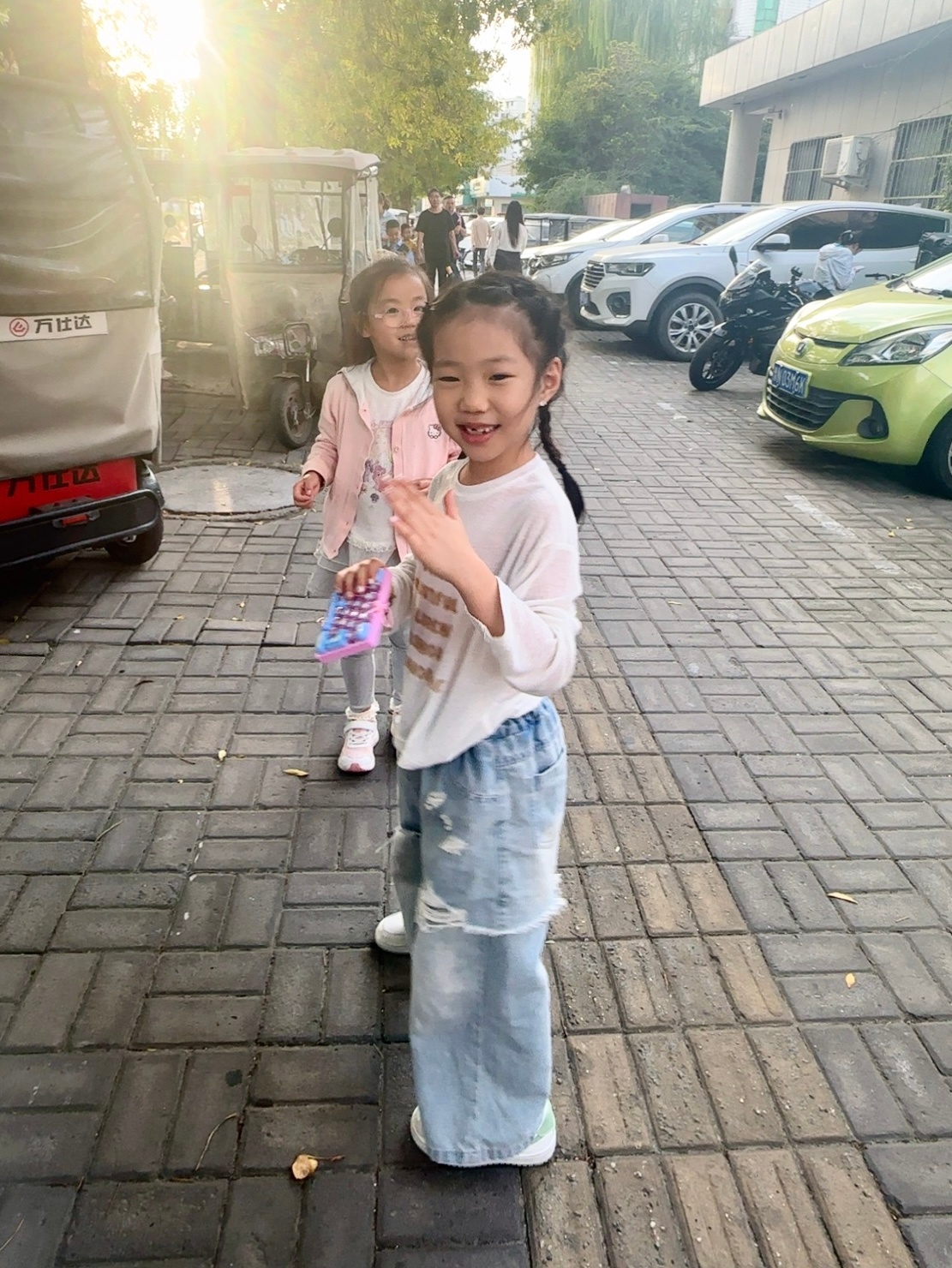 小满已经在学校交到好朋友了 女孩也是她幼儿园同学 只不过当时是隔壁班的 现在小学