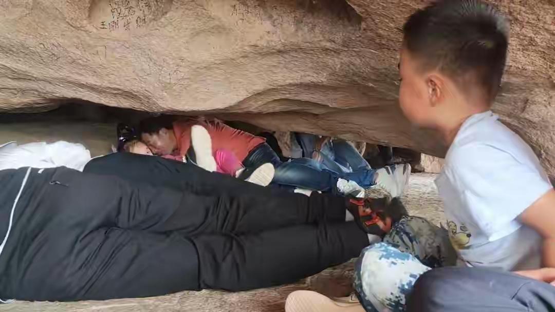 青岛鹤山惊现神秘“滚龙洞”！游客匍匐翻滚争当“真龙”，现场笑声炸裂！网友狂呼：爬