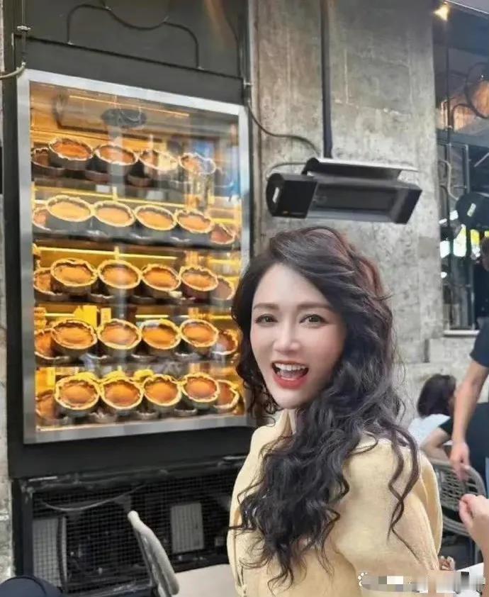 陈乔恩烫了羊毛卷，现在好有贵妇的气质。嫁给了爱情就是不一样，幸福都要溢出来了 ​