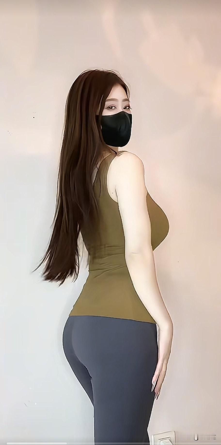 新买的衣服，那件好看，姐妹们你们帮参谋一下，那件哥哥们会更喜欢？