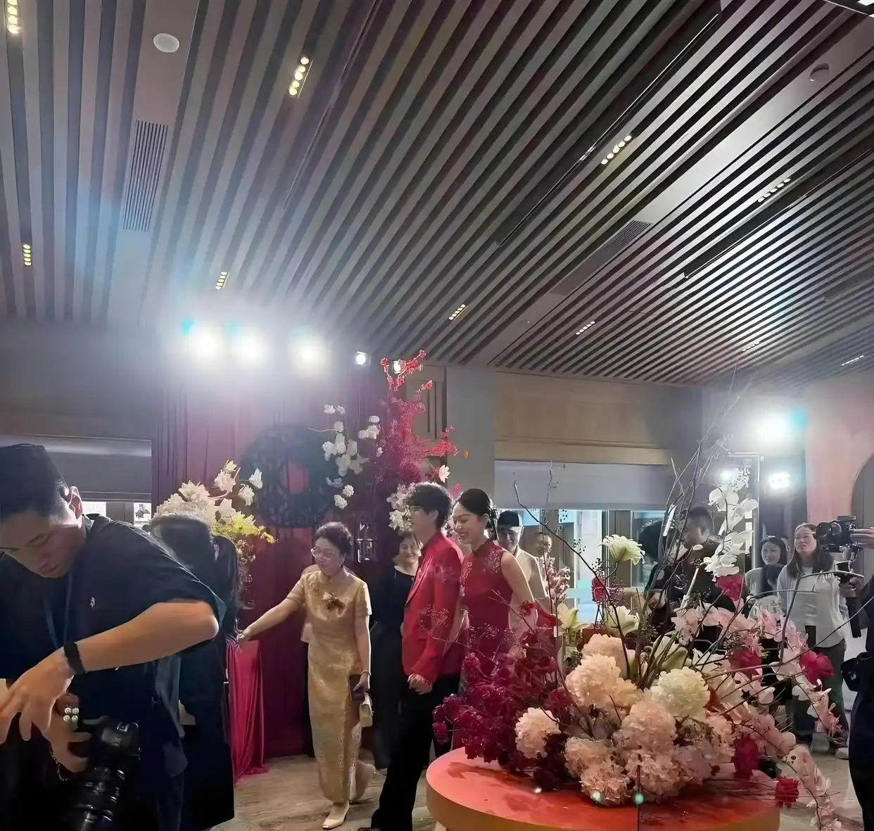 许嵩冯禧婚礼伴手礼曝光太文艺！690元联名钢笔成最大亮点，网友：这才是明星婚礼该
