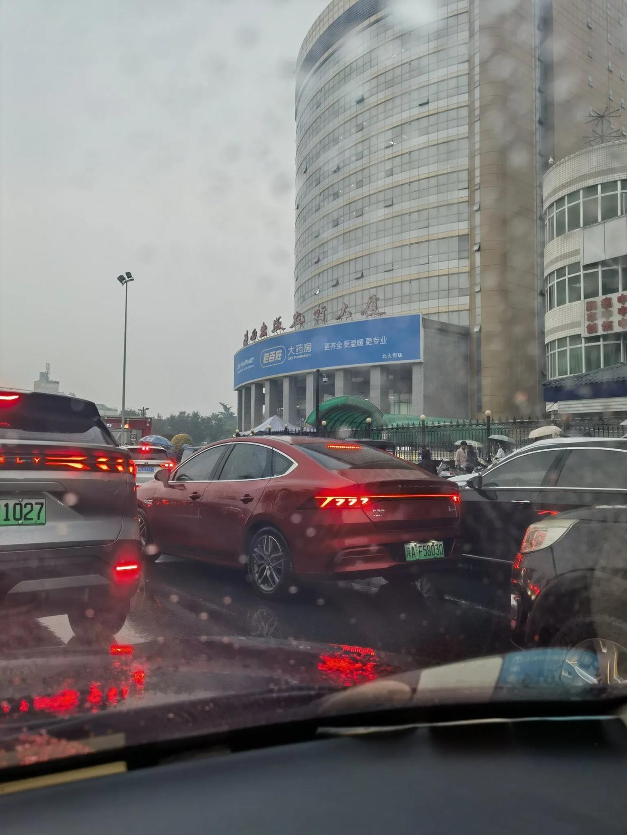 10.8下午17:50分西安北大街大雨，能见度不高，请各位小心开车