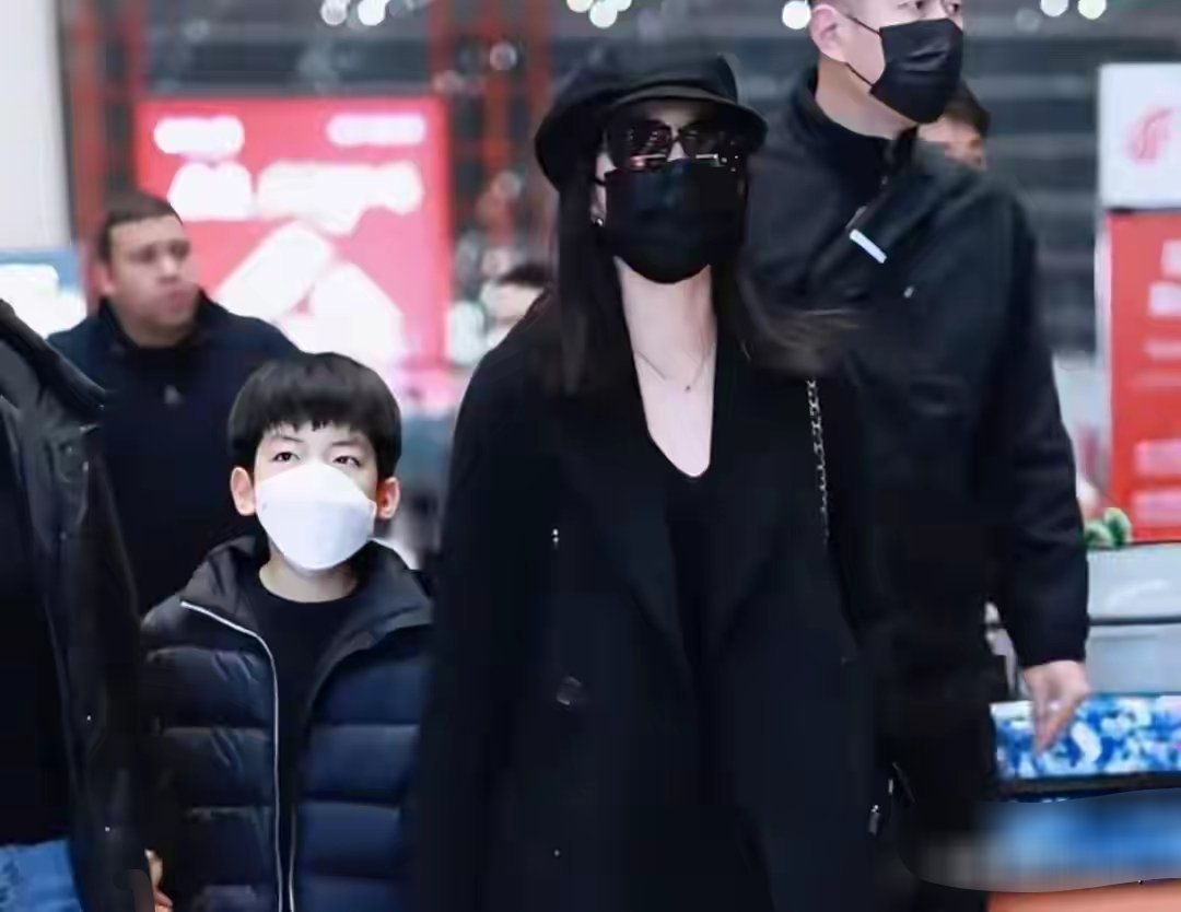 陈妍希太体面！送儿子回前夫家过年，机场依依不舍疑似偷偷哽咽 