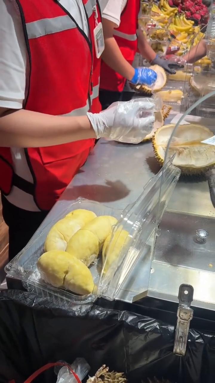 它是那种微微软的，没有那么吃，可以，还挺饱满的。对，它像这种是最标准的榴莲，它的