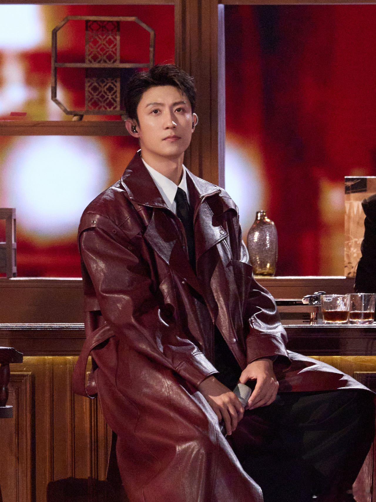 黄景瑜话筒没声音的反应被黄景瑜的临场反应狠狠圈粉！跨年晚会话筒突然没声，他毫无慌