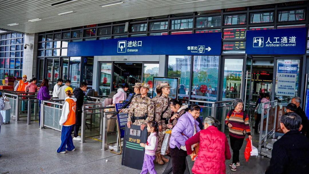 厉害了武警哥热点观点烽火问鼎计划 春运在战位 守护回家路春潮涌动处，归心向家时。