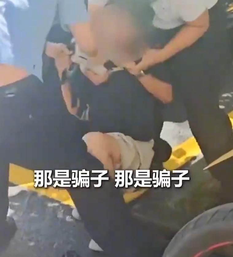 “拦都拦不住！”7月22日，一名男子突然取出大额现金，执意要和一名从未见过面的“