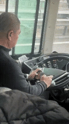 乘客一边拍一边就怕，
心里祈祷司机大哥不要再睡着了。