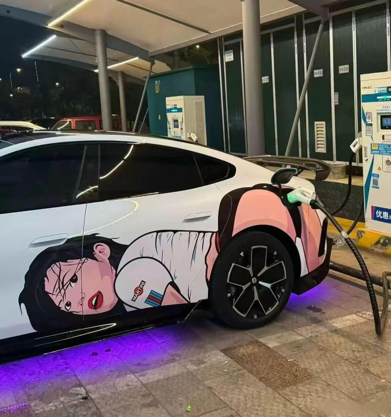这车贴，不是低俗，是恶俗了！开她出去，车主是什么心理？