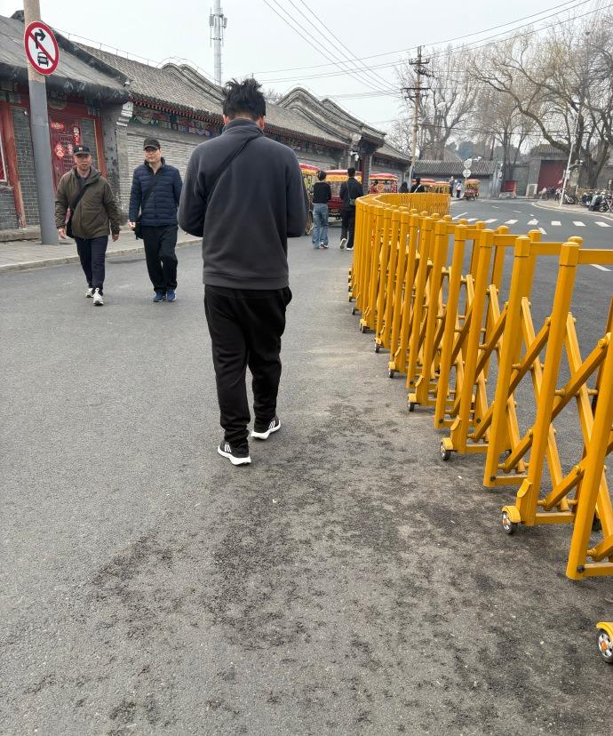 这人跟我并肩走路时，永远隔我两米开外。哪怕过了十年，这习惯也没变，走得那叫一个疏