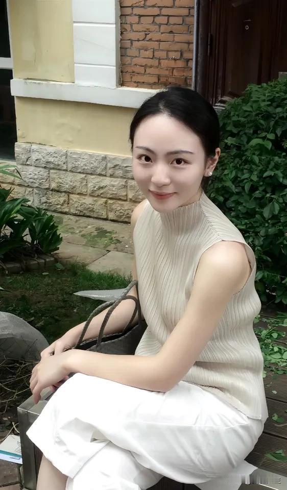 与喧嚣告别，与山野相拥
去听风的声音，去看云的形状⛅
风一吹，心事就轻了
路一走