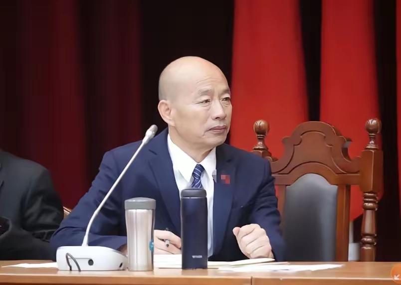 韩国瑜就像是家里那个没用的男人，对父母妻儿动辄怒目相向，在外对人点头哈腰，极尽阿