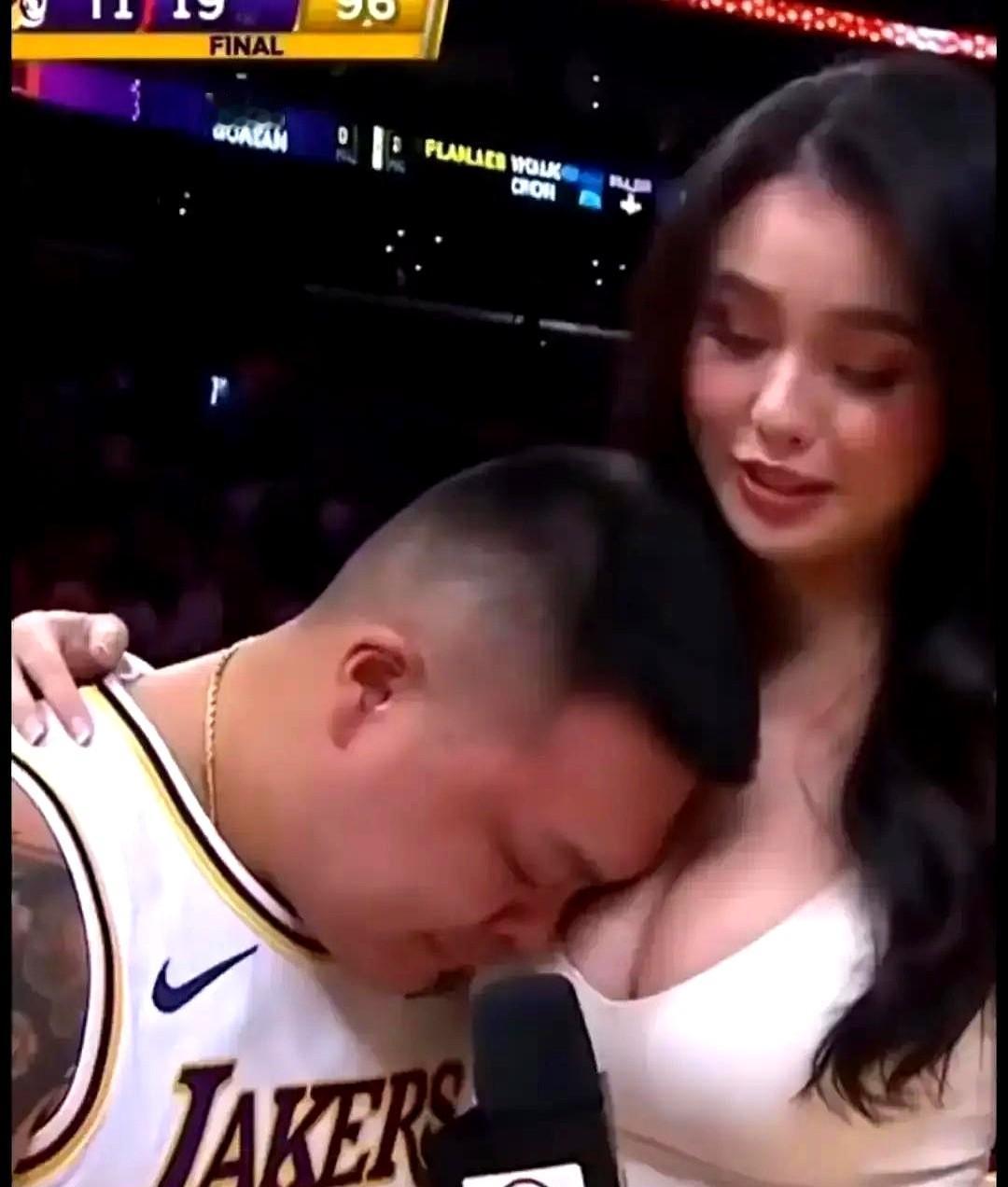 0.3秒，毁掉2000万次的努力。
直播镜头前，他赢了比赛，情绪炸了。
下一秒，