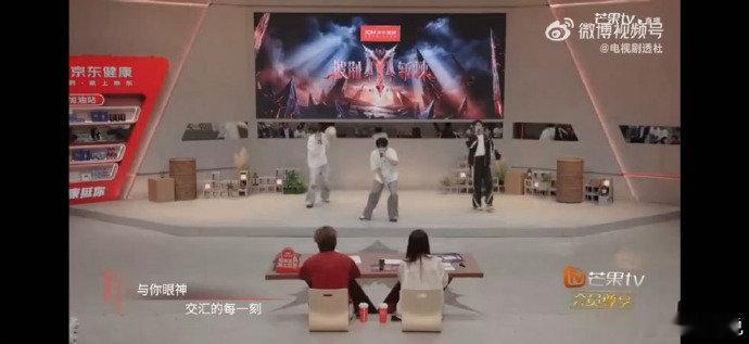 王赫野张彬彬管健嘉晨与小考第一奖状合照《你的眼神》惊艳小考舞台，王赫野团队成功登