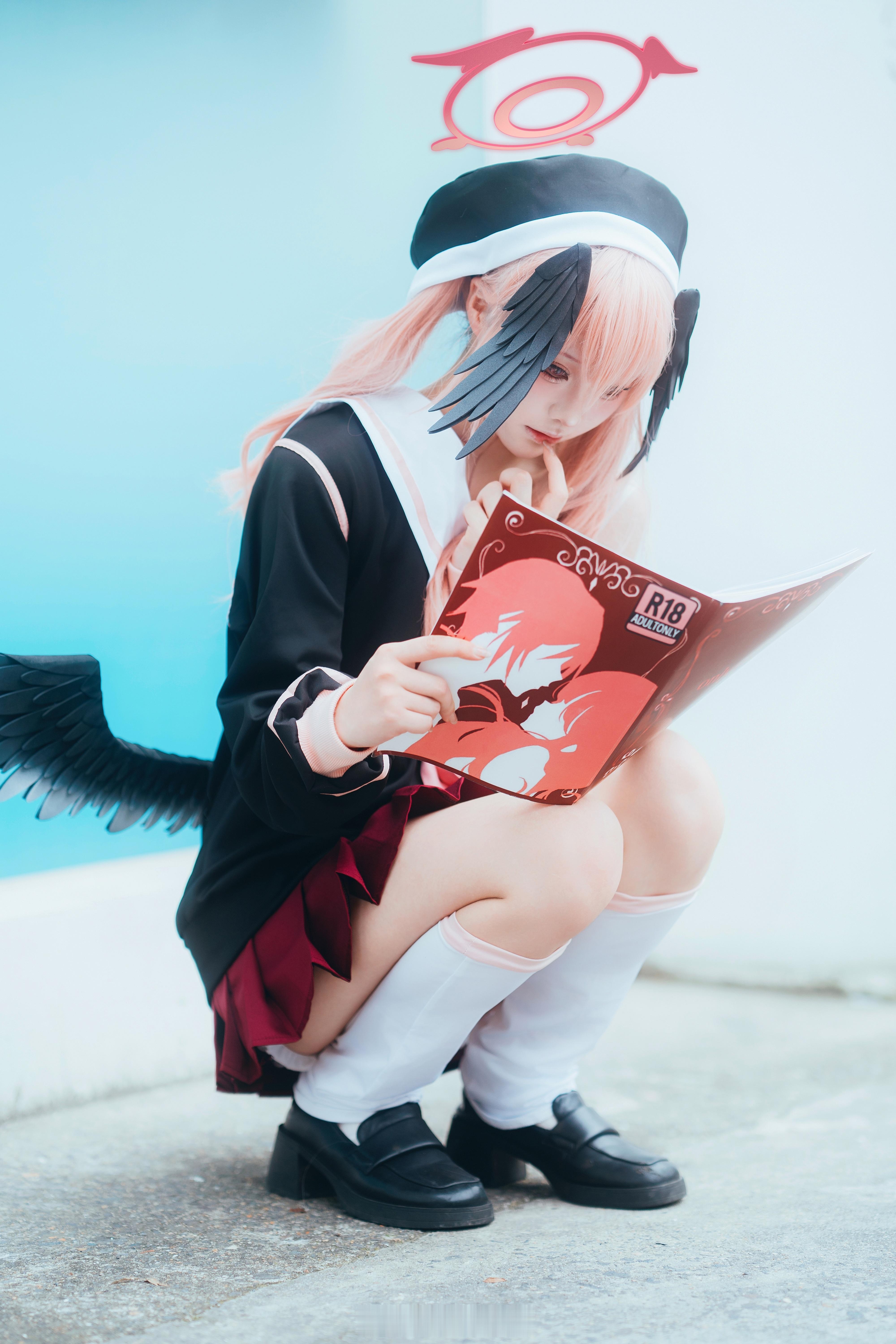 偷看一本好书…！ 下江小春  📷 蔚蓝档案[超话]  