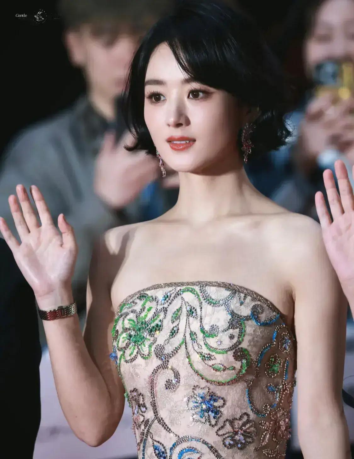肤白貌美像朵花， 气质如兰众人夸。 

 美女要求条件高， 有车有房就是他！