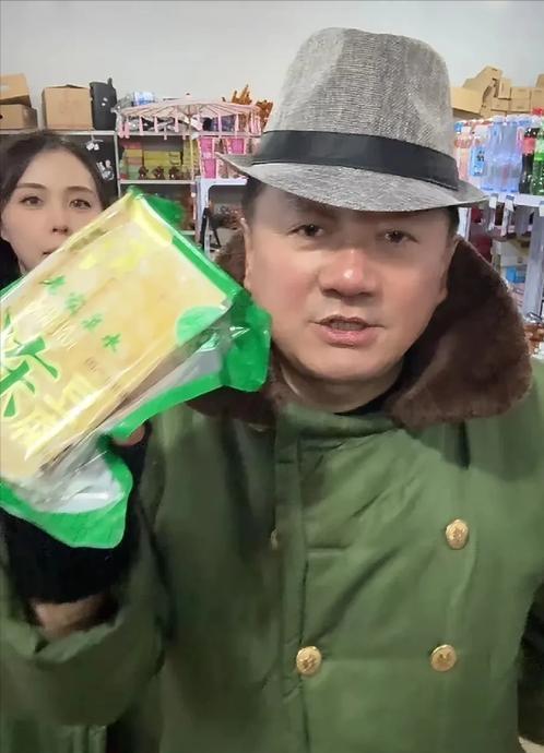 谢广坤扮演者销售的酸菜被检不合格食品安全关乎到百姓生命健康，此人满嘴谎言，说是自