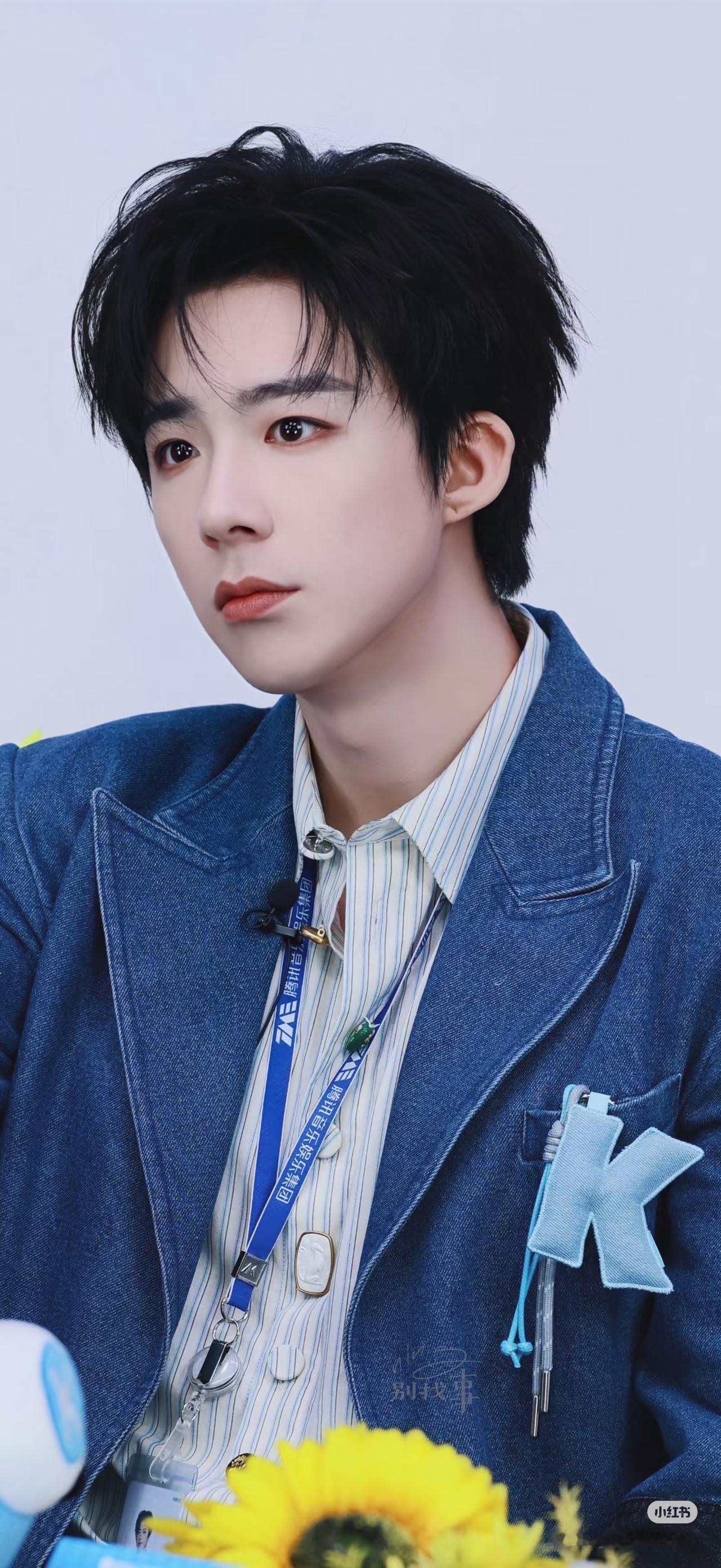 刘宇宁这次春晚联排的黑大衣造型太绝了。190cm的个子穿黑色长款大衣，在漫天飞雪