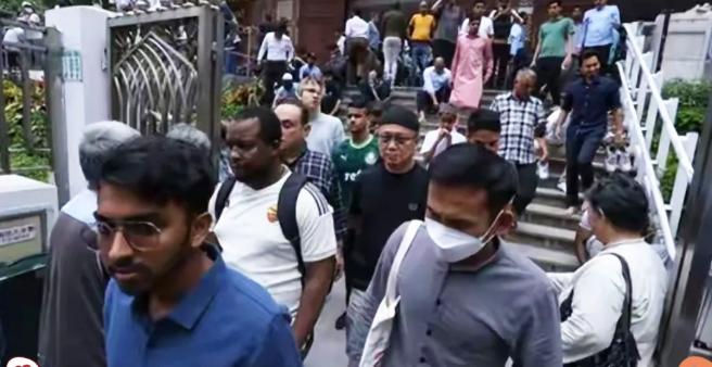 网传消息冲上热榜：有人说拿到香港永久居民身份，就等于拿到中国国籍，甚至满七年还能