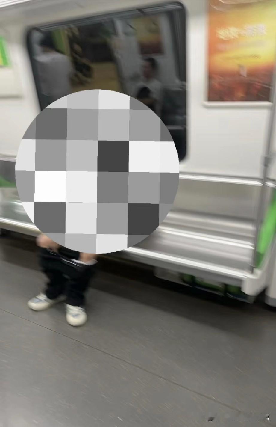 南宁地铁怎么了，真是人才啊！
 
刚刷到南宁地铁又现辣眼操作——有人当众暴露隐私